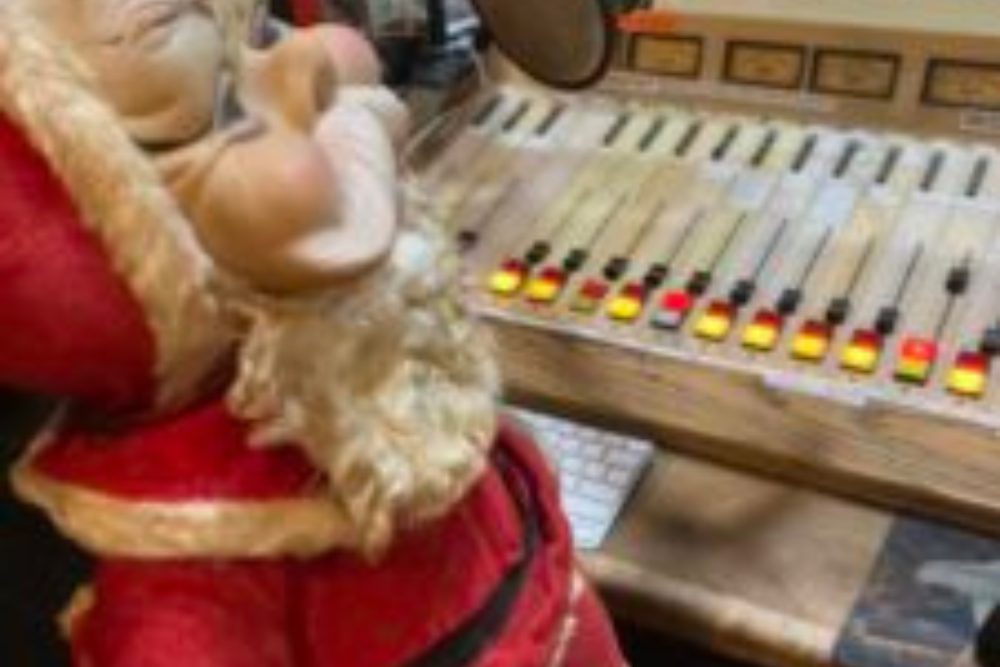 Santa on mic - featured